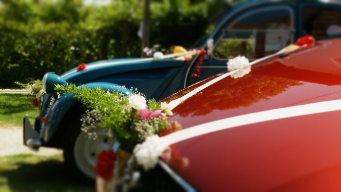 装饰着鲜花的复古婚礼车