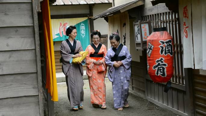 日本传统妇女在村庄里散步