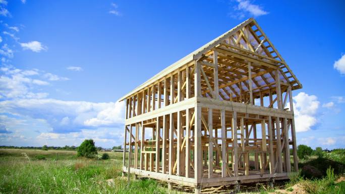 正在搭建的房屋木屋结构框架