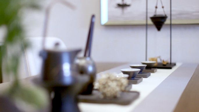 现代客厅的桌子上放着日式茶具