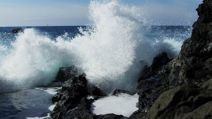 汹涌的海浪拍打岩石