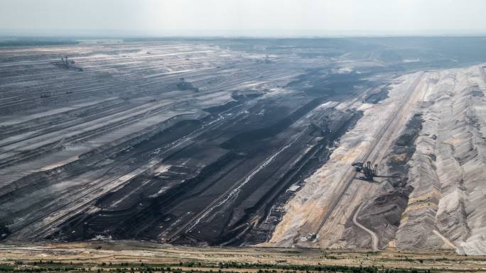 露天褐煤矿自然资源开采生态环境破坏俯拍俯