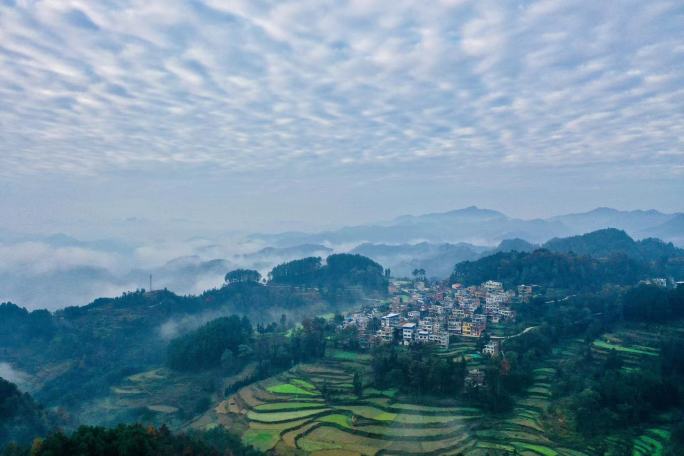 高山云海村庄