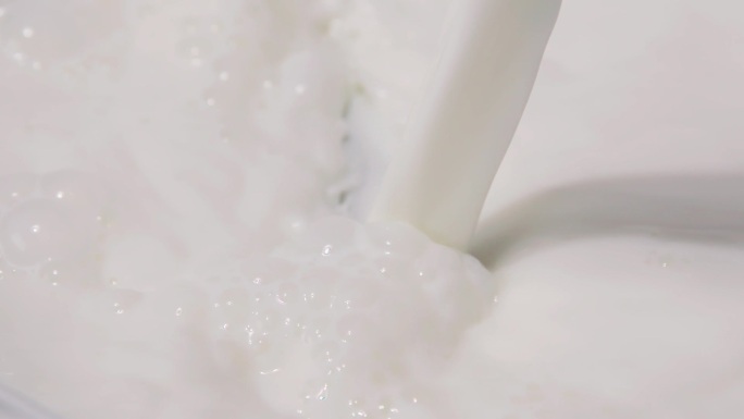 倒牛奶鲜奶液体流体乳制品牛奶早餐奶