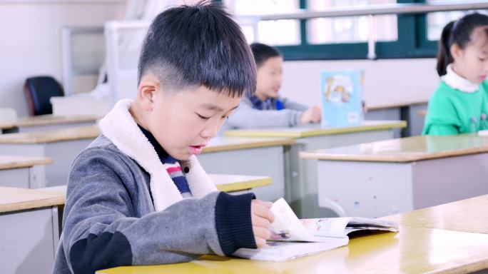 小学生在教室里学习。
