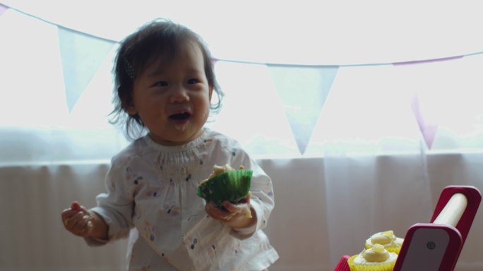 11个月大的女婴乱吃纸杯蛋糕