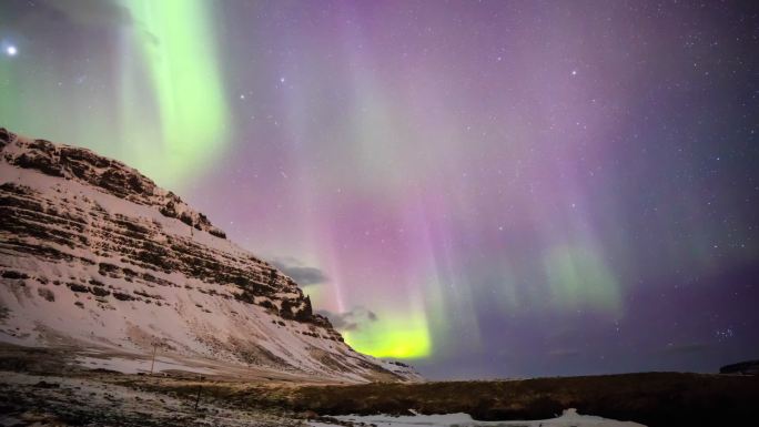 冰岛山上的北极光。