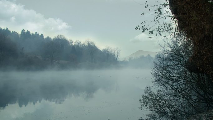 河上有晨雾时间流逝