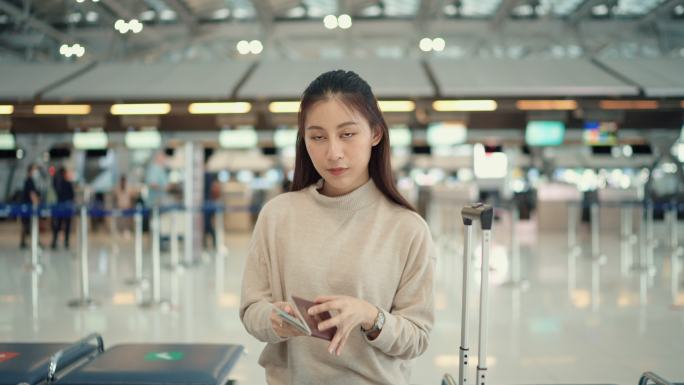 年轻的游客在机场候机楼准备出国旅游