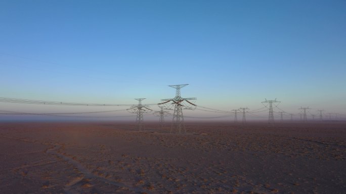 黄昏沙漠高压线塔