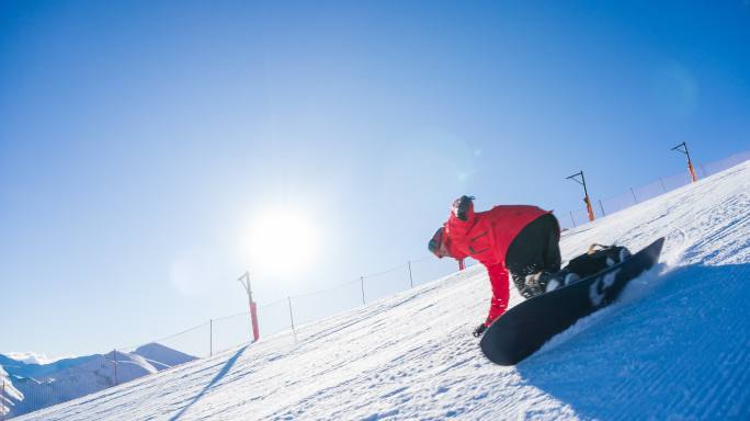 娴熟的滑雪者雪山滑雪运动阳光下滑雪冬季运