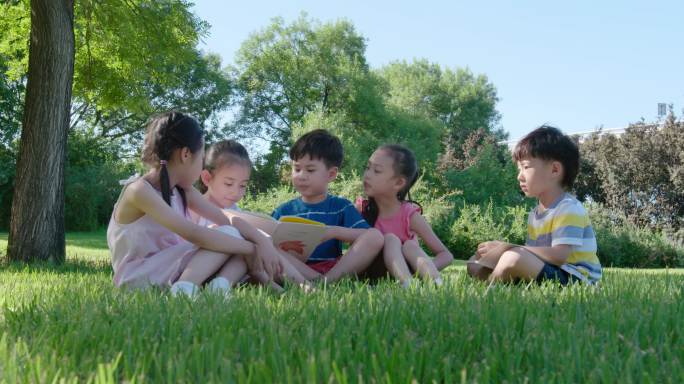 儿童在草地上读书美好生活幸福生活和谐社会