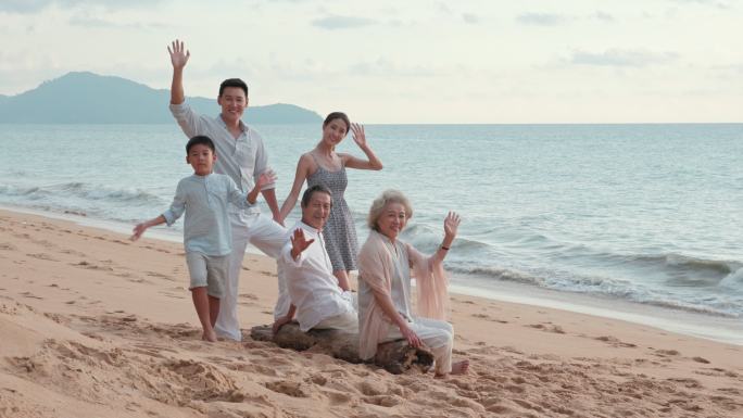快乐家庭在沙滩一家人海边模特拍摄