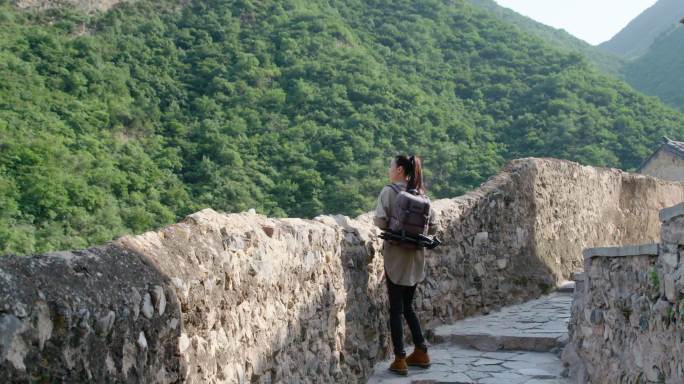 摄影师在户外拍照采风旅游旅行