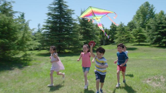 快乐儿童在草地玩风筝