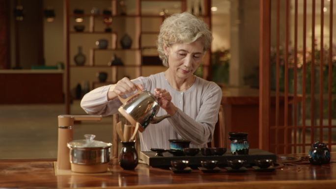 典雅茶道优雅传统女性功夫茶茶馆水壶