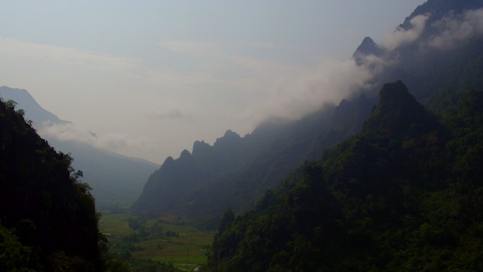 航拍老挝大山里的小村庄