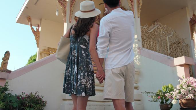 快乐的年轻情侣在泰国旅游度假