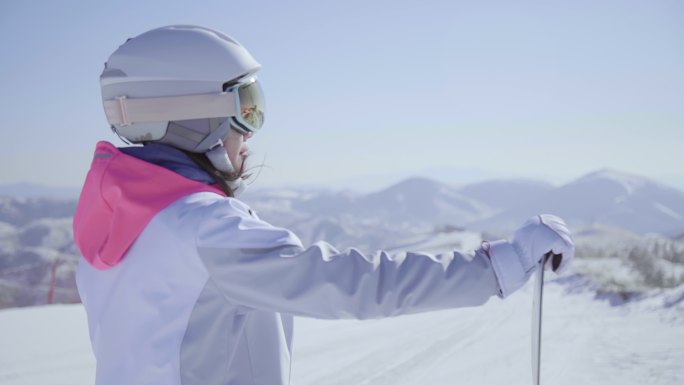 年轻女子户外滑雪