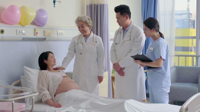 医生给孕妇做检查室内产前照顾怀孕的