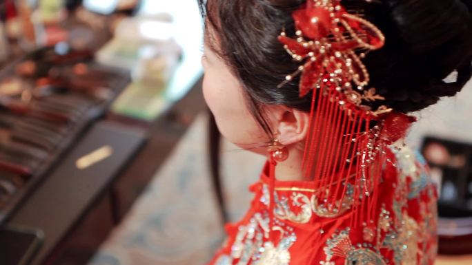 中式秀禾服新娘做造型