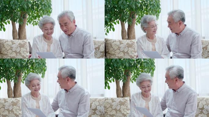 快乐的老年夫妇在客厅讨论理财