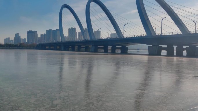 城市冬天雪后河边桥