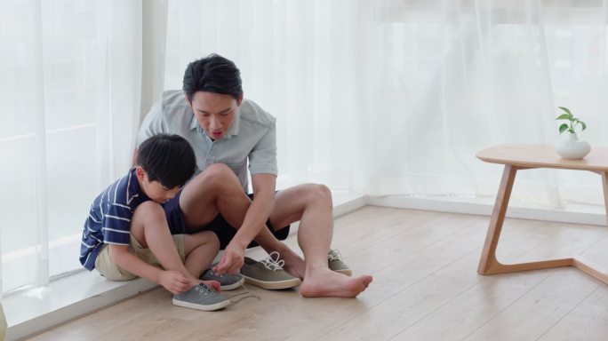 父子俩系鞋带视频素材绑鞋带父子关系