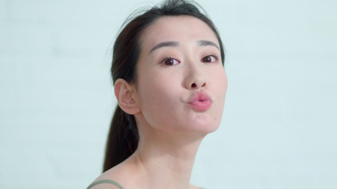 年轻漂亮的女士广告代言人化妆品美容美白护