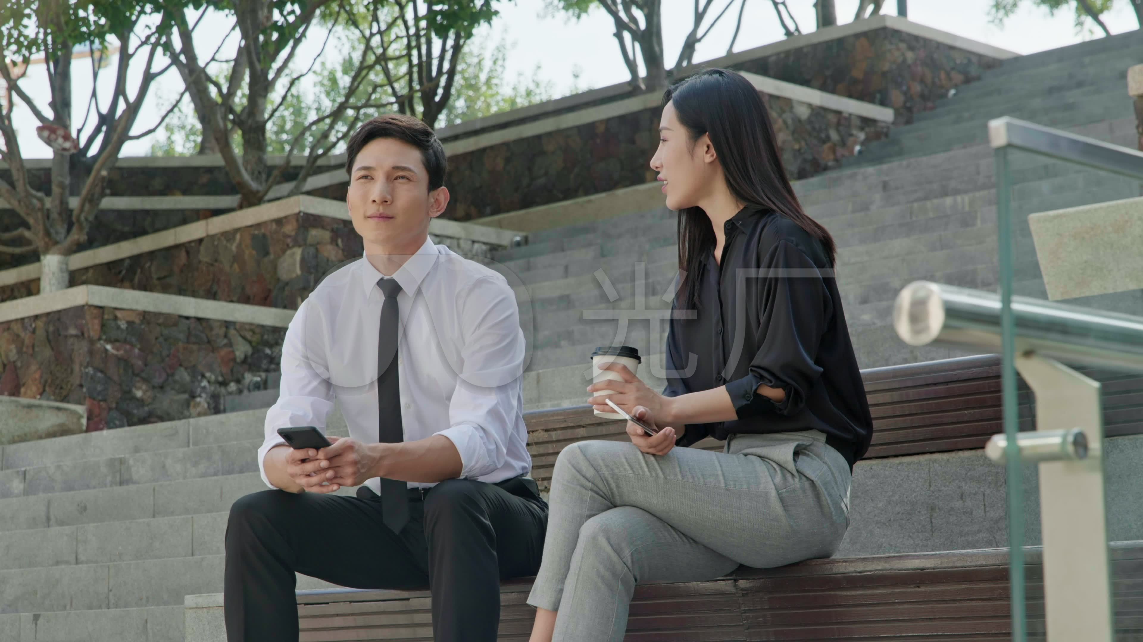 成功商务男子喝茶聊天-蓝牛仔影像-中国原创广告影像素材
