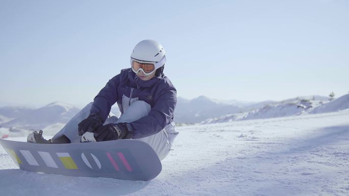 年轻男子户外滑雪