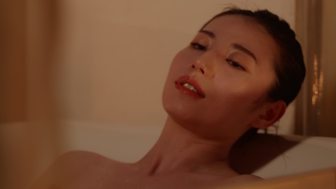 年轻女子泡澡放松养生保养广告
