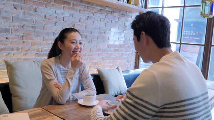 年轻情侣在咖啡店约会