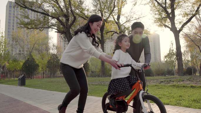 父母教孩子骑自行车