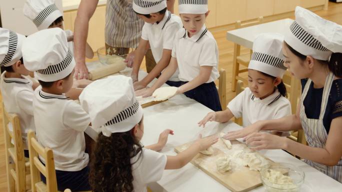 幼儿园孩子们在教室学习烹饪