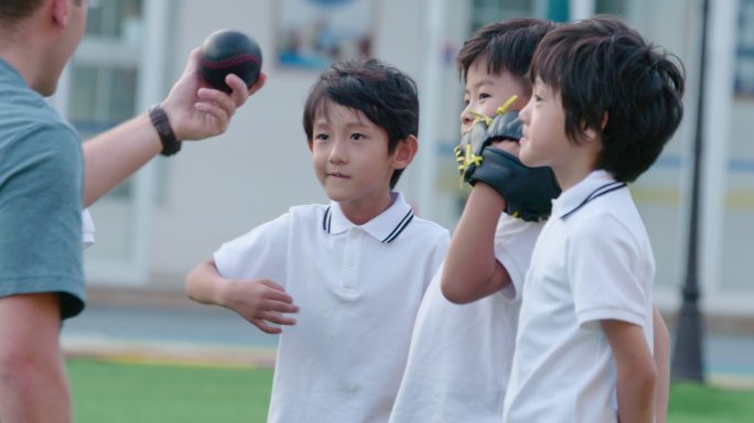 幼儿园外教教孩子们打棒球