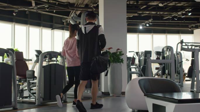 年轻情侣在健身房健身操运动鞋锻炼视频素材