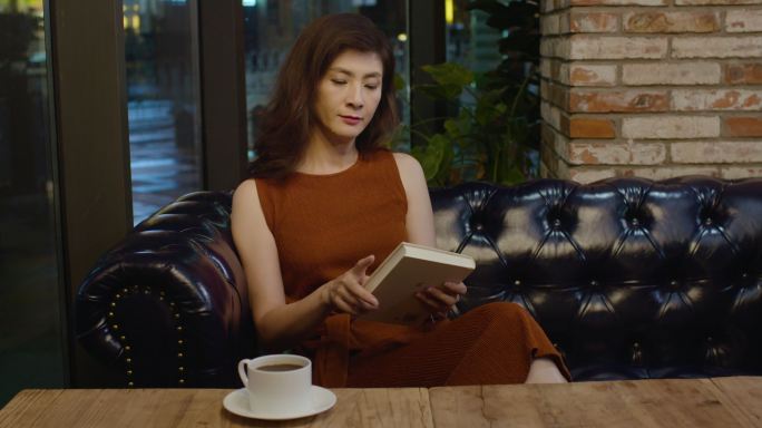 优雅女士在咖啡店看书