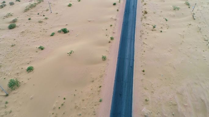 沙漠公路笔直空旷荒凉