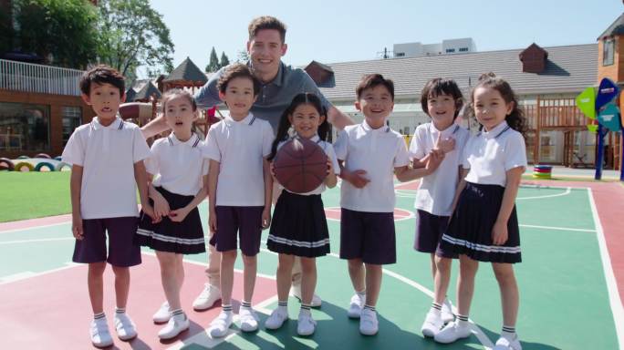 幼儿园外教教学生打篮球