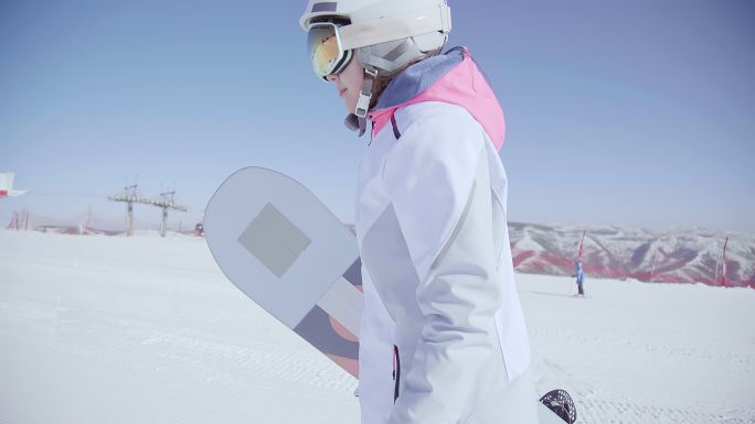 年轻女子户外滑雪女子走在雪地上