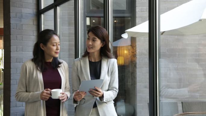 优雅的成熟女士和年轻商务女士谈话