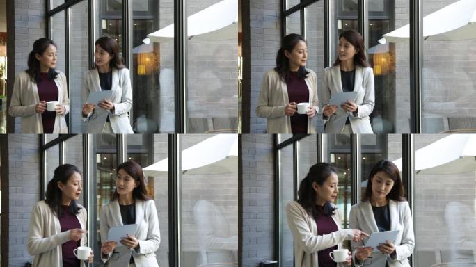 优雅的成熟女士和年轻商务女士谈话