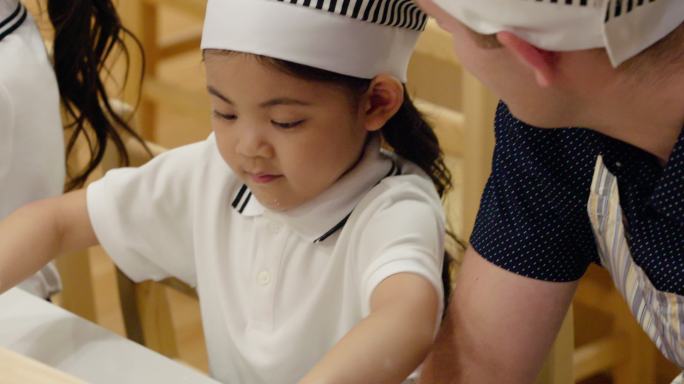 幼儿园孩子们在教室学习烹饪