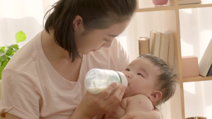 母亲抱着婴儿喂奶
