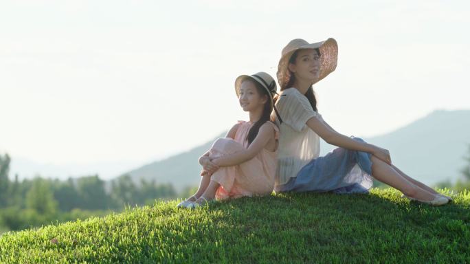 快乐的母女俩坐在草地上
