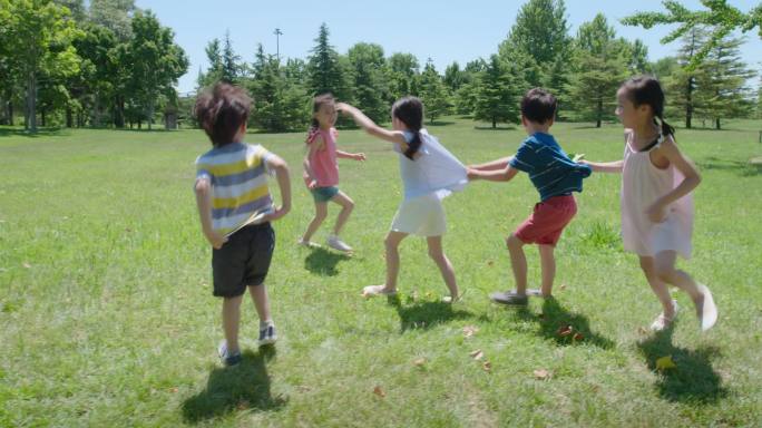 快乐儿童在草地玩耍