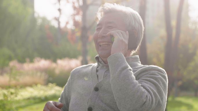 老年男子在公园打电话