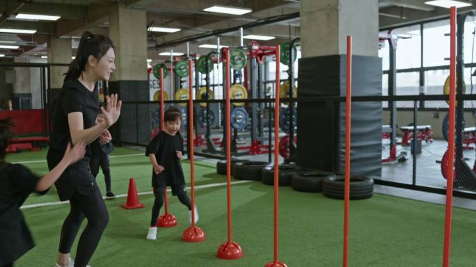 儿童在教练的指导下进行体能训练