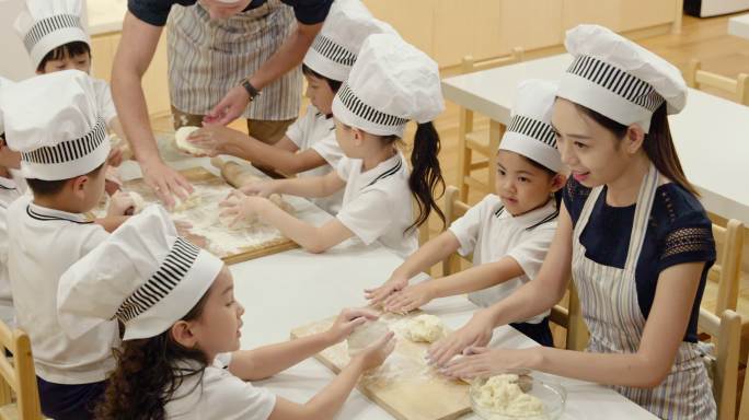 幼儿园孩子们在教室学习烹饪